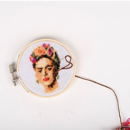 Mini kruisteek borduren “Frida” - DIY pakket