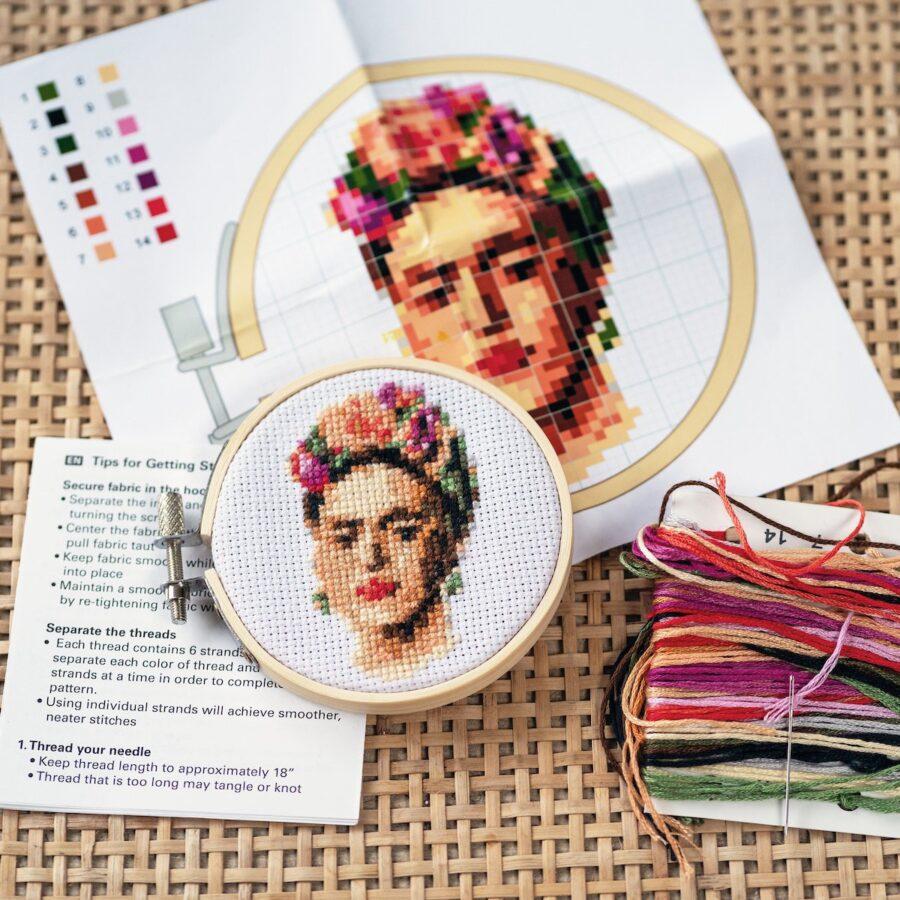 Kruissteek borduurset XS "Frida Kahlo"  - DIY pakket